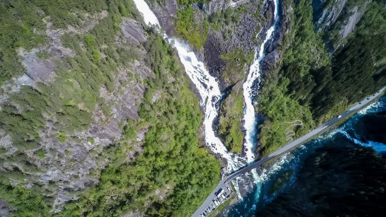 imágenes aéreas de la cascada de latefossen en noruega
