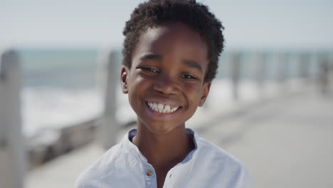 Porträt-Eines-Glücklichen-Afroamerikanischen-Jungen,-Der-Fröhlich-Lächelt-Und-Die-Warmen-Sommerferien-Am-Strand-Genießt.-Serie-Von-Echten-Menschen-Aus-Nächster-Nähe