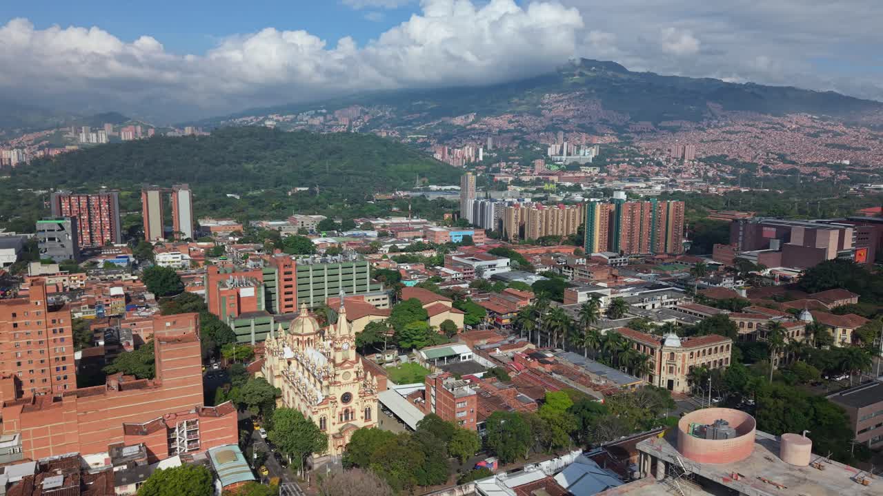 Paisagem urbana de Medellín com montanhas, conhecida pelo seu Festival das Flores