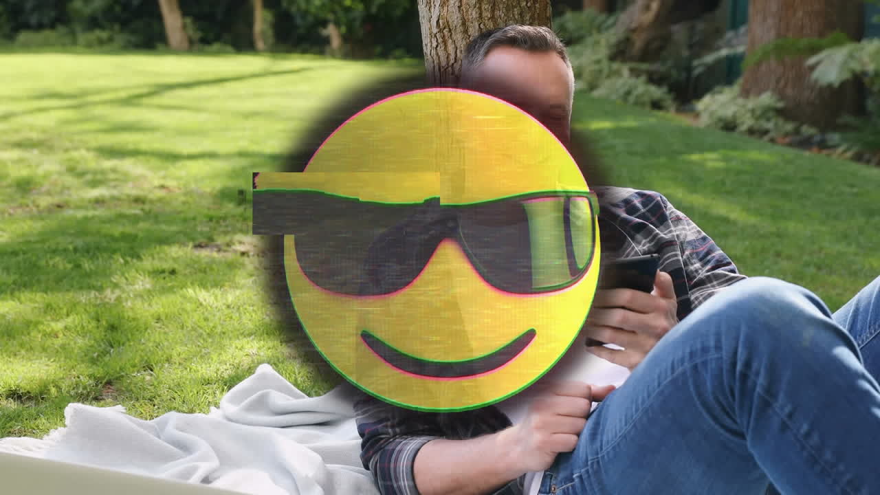 스마트폰을 사용하는 사람 위에 행복한 이모티콘의 애니메이션