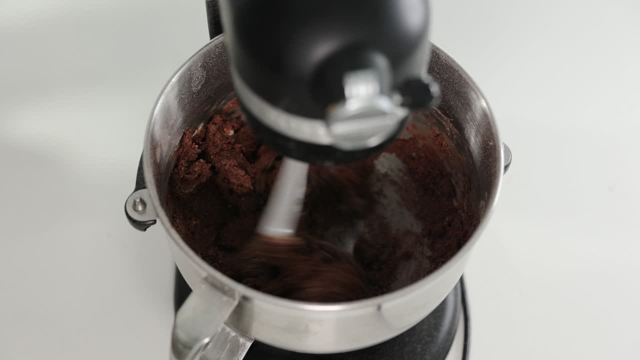 ingredientes para mezclar brownies en un mezclador de soporte