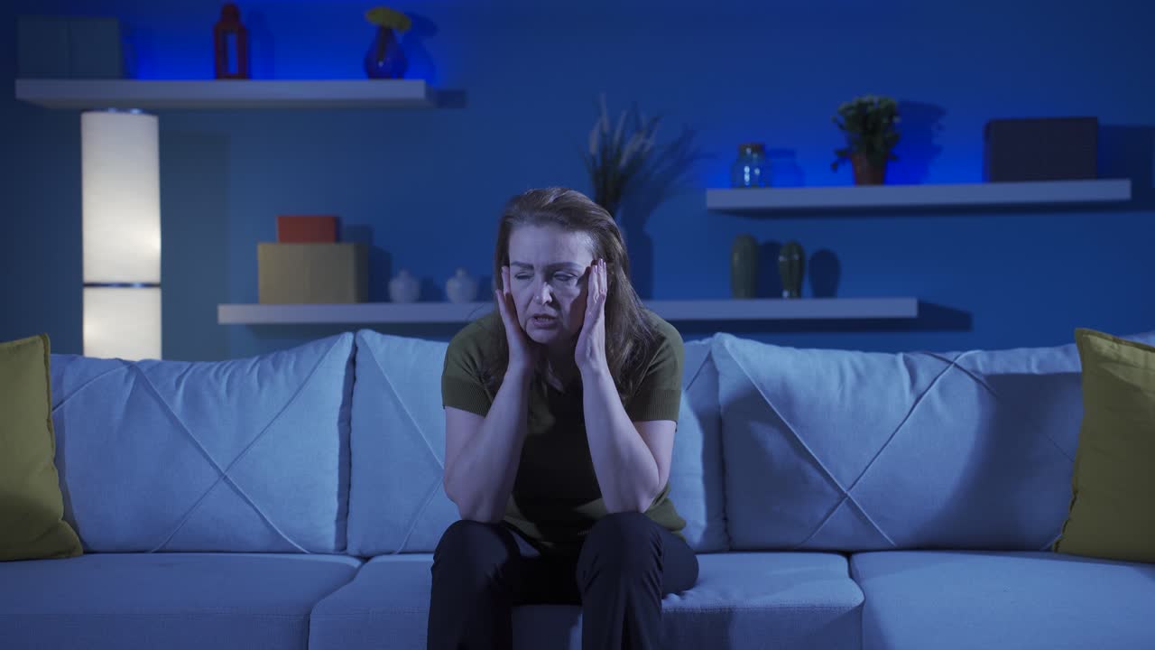 la mujer está gritando de ira en casa.