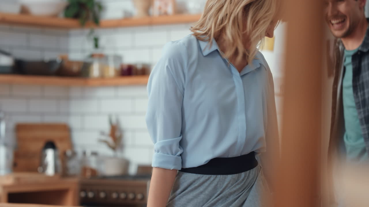 Danza, amore e coppia che balla in cucina