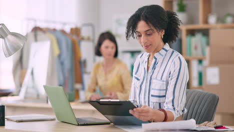 Mujer,-Computadora-Y-Portapapeles-Para-Comercio-Electrónico