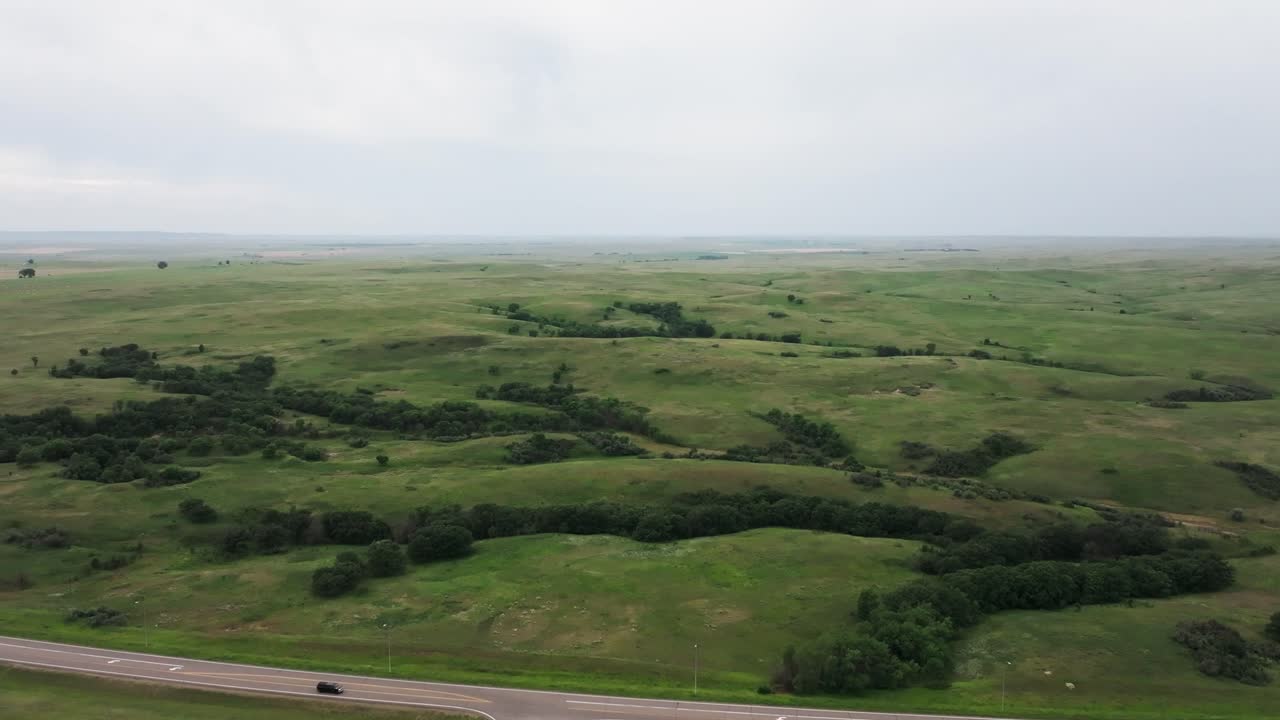 noche nublada en las colinas onduladas