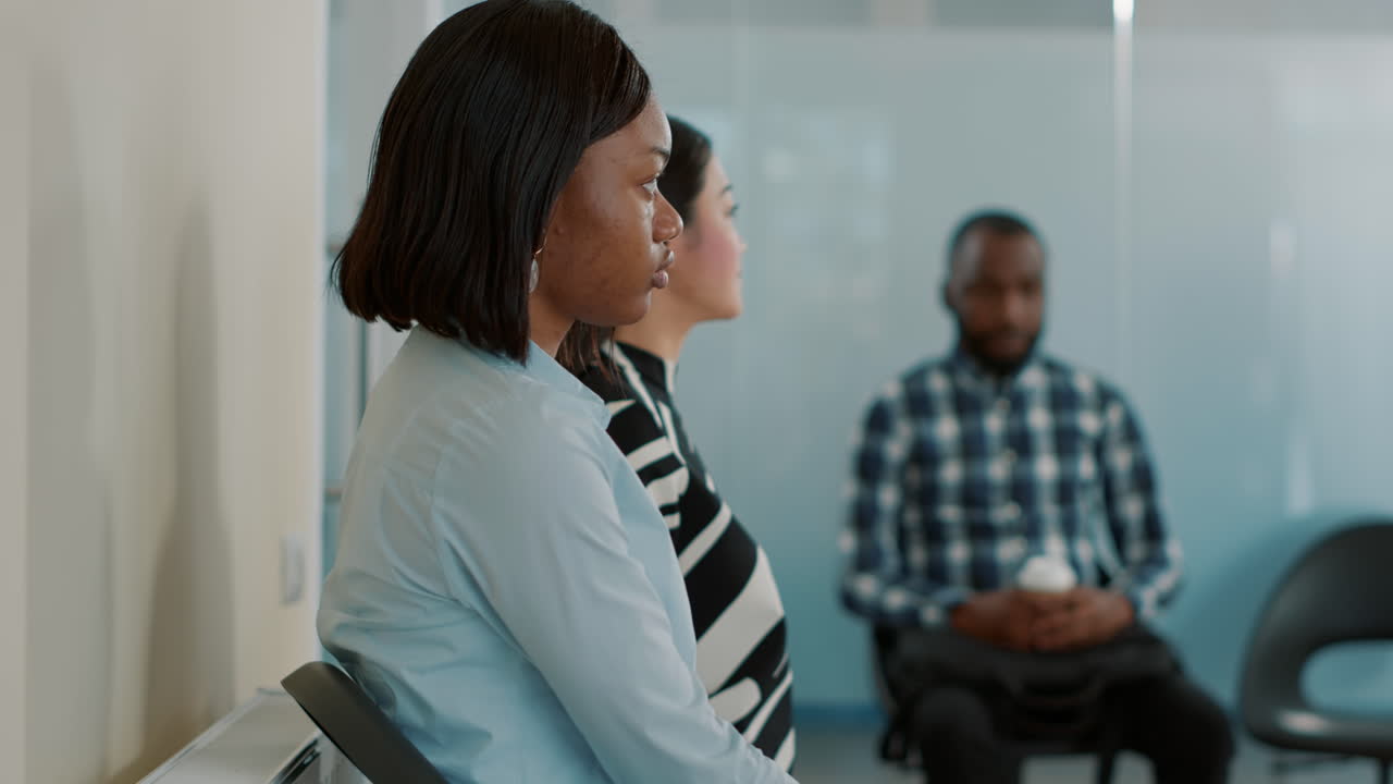 Donna afroamericana in attesa di ricevere un CV e partecipare a un colloquio di lavoro