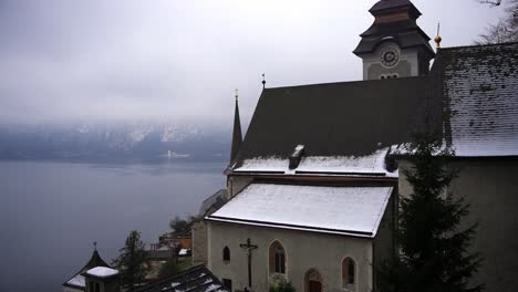 Clip-Filmado-En-Europa-En-Austria-Desde-Un-Pueblo-Llamado-Hallstatt-Que-Está-Junto-A-Un-Lago