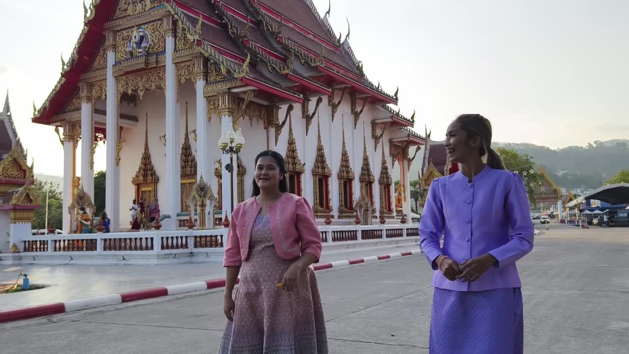 ผู้หญิงเดินเล่นที่วัดไทย