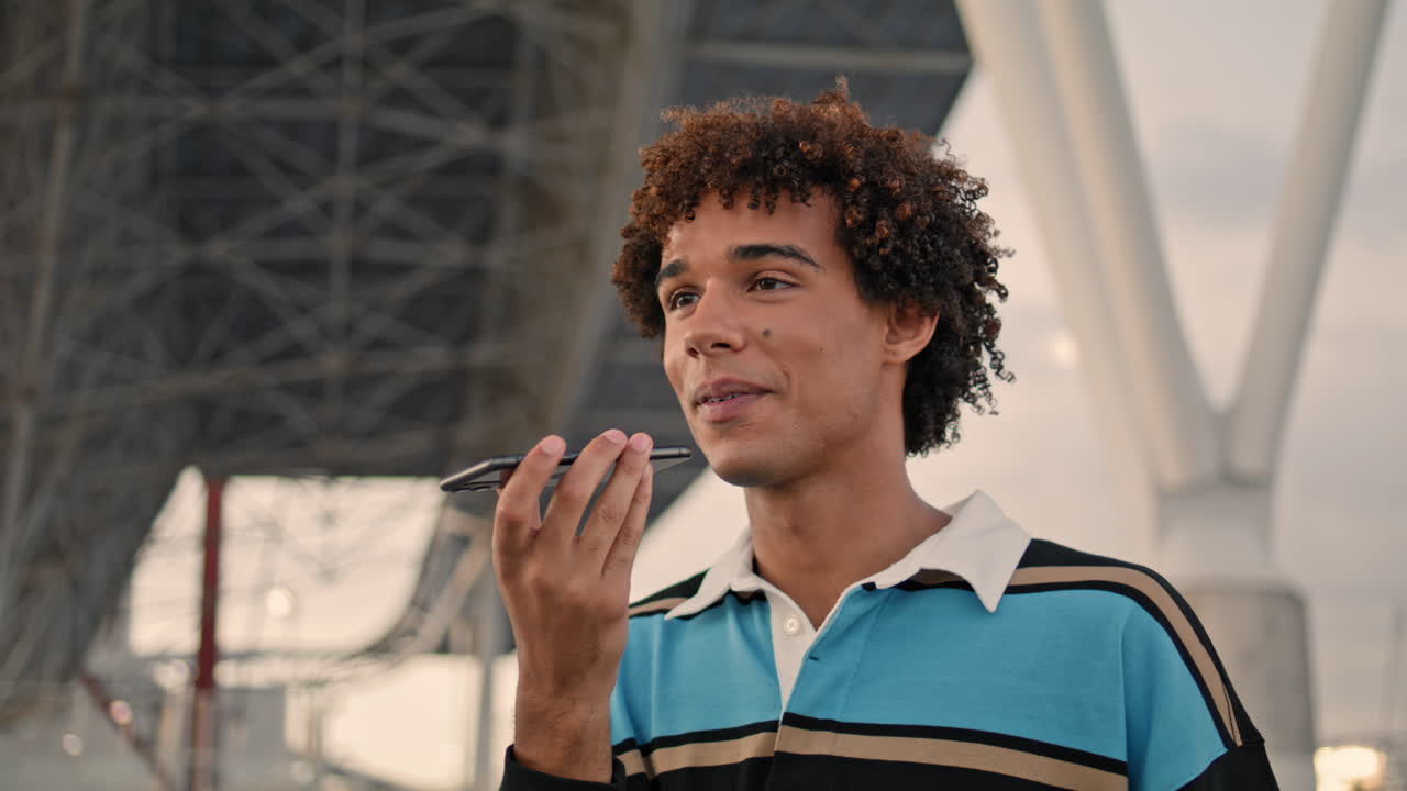 친절한 십대 드폰에서 도시 클로즈업 머 녹음 메시지 수직