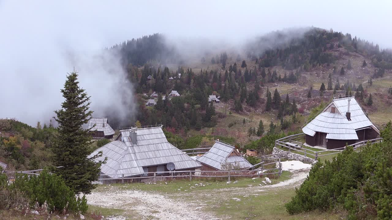 la alta montaña de velika planina en eslovenia en la niebla
