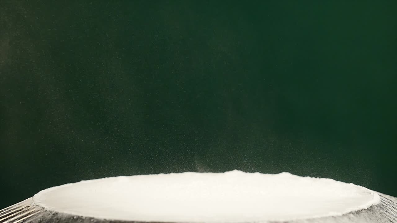 녹색 배경에 움직이는 서브우퍼에 점프 밀가루