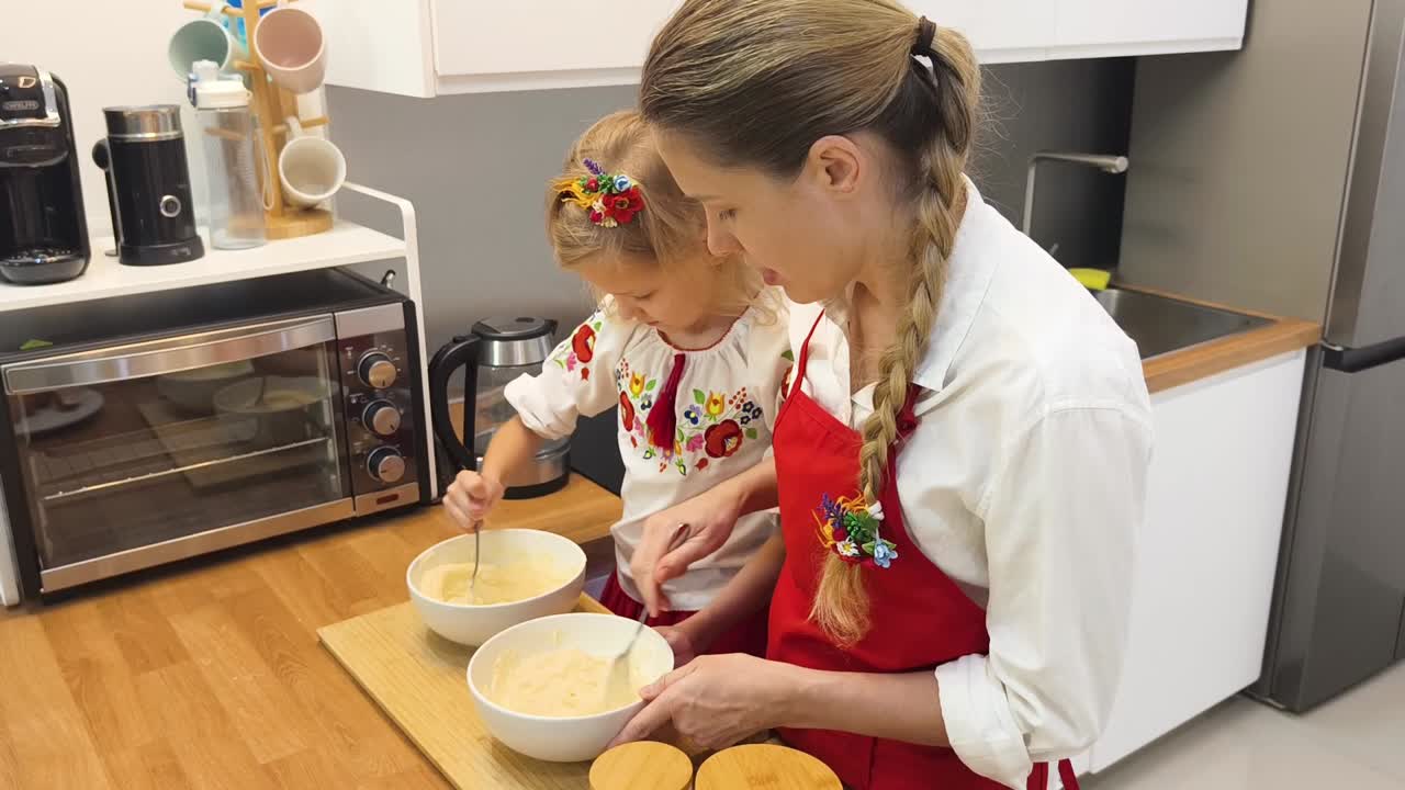 madre e hija horneando juntas