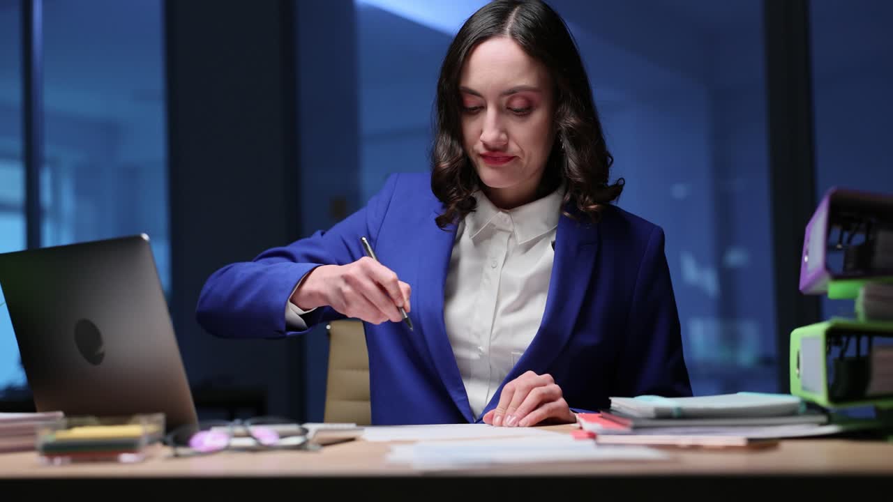 Empresária trabalhando até tarde no escritório