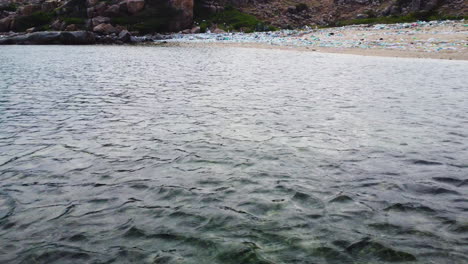 Playa-Contaminada-Llena-De-Basura-Marina,-Descuido-Humano