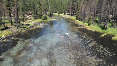 Kayak-En-Las-Aguas-Cristalinas-De-Spring-Creek-En-El-Sur-De-Oregon