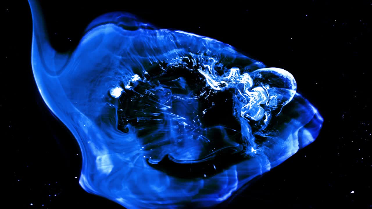 Reazione liquida colorata di inchiostro e pittura blu e bianco / Texture di sfondo nebulosa cosmica