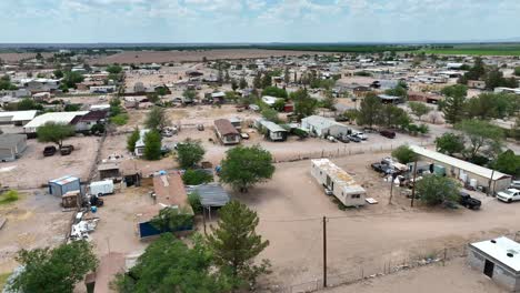 Casas-Móviles-En-El-Parque-De-Casas-Rodantes-En-El-Desierto.