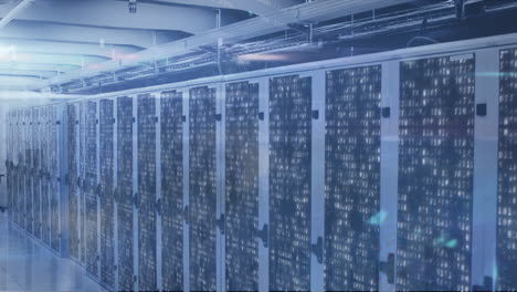 animación de procesamiento de datos y cuadrados de mosaico contra la sala de servidores de computadora