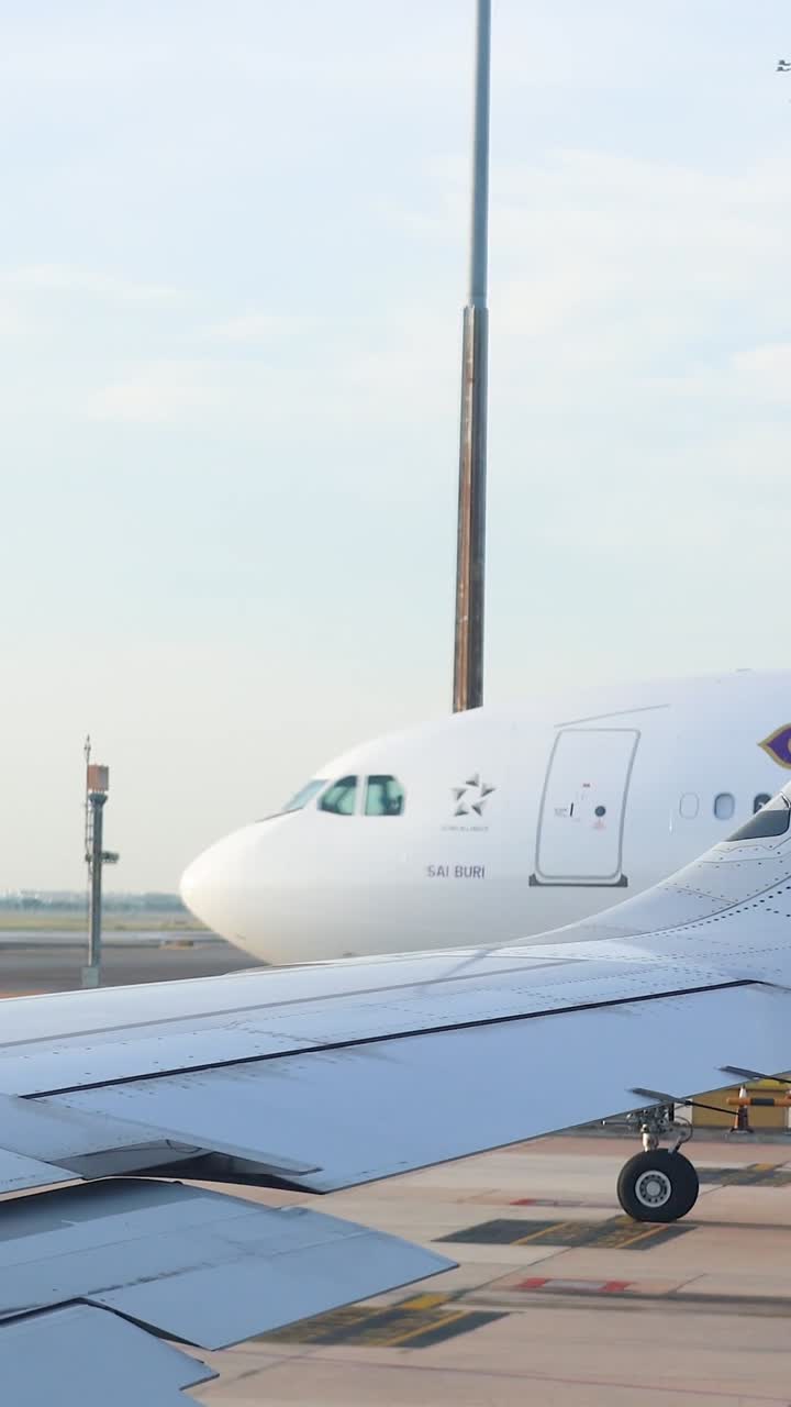 avión de thai airways moviéndose en la pista del aeropuerto