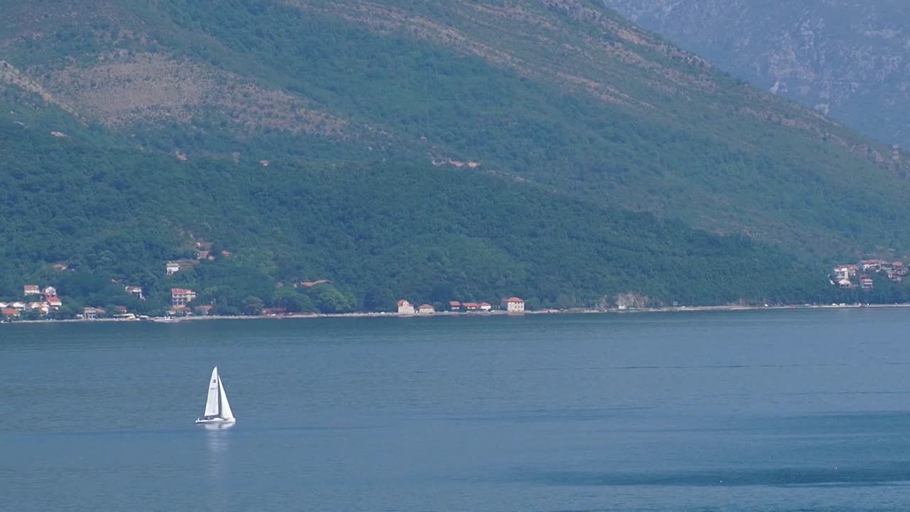 범선은 코토르 만을 가로지른다