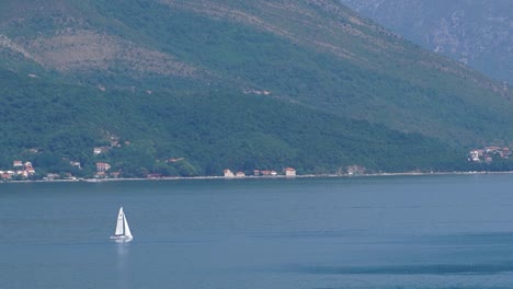 El-Velero-Cruza-La-Bahía-De-Kotor