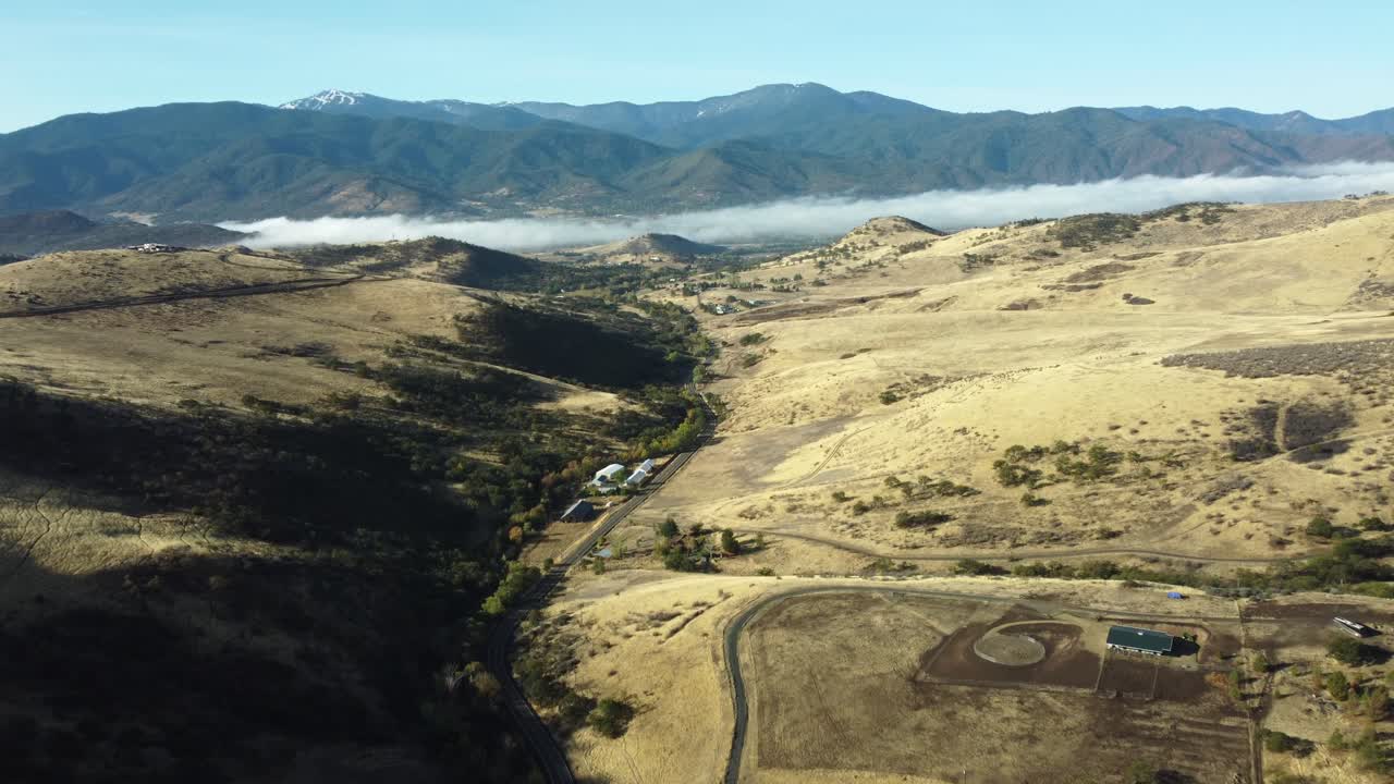 volando por un valle de montaña y sobre el camino conmemorativo indio muerto en ashland, oregon, estados unidos