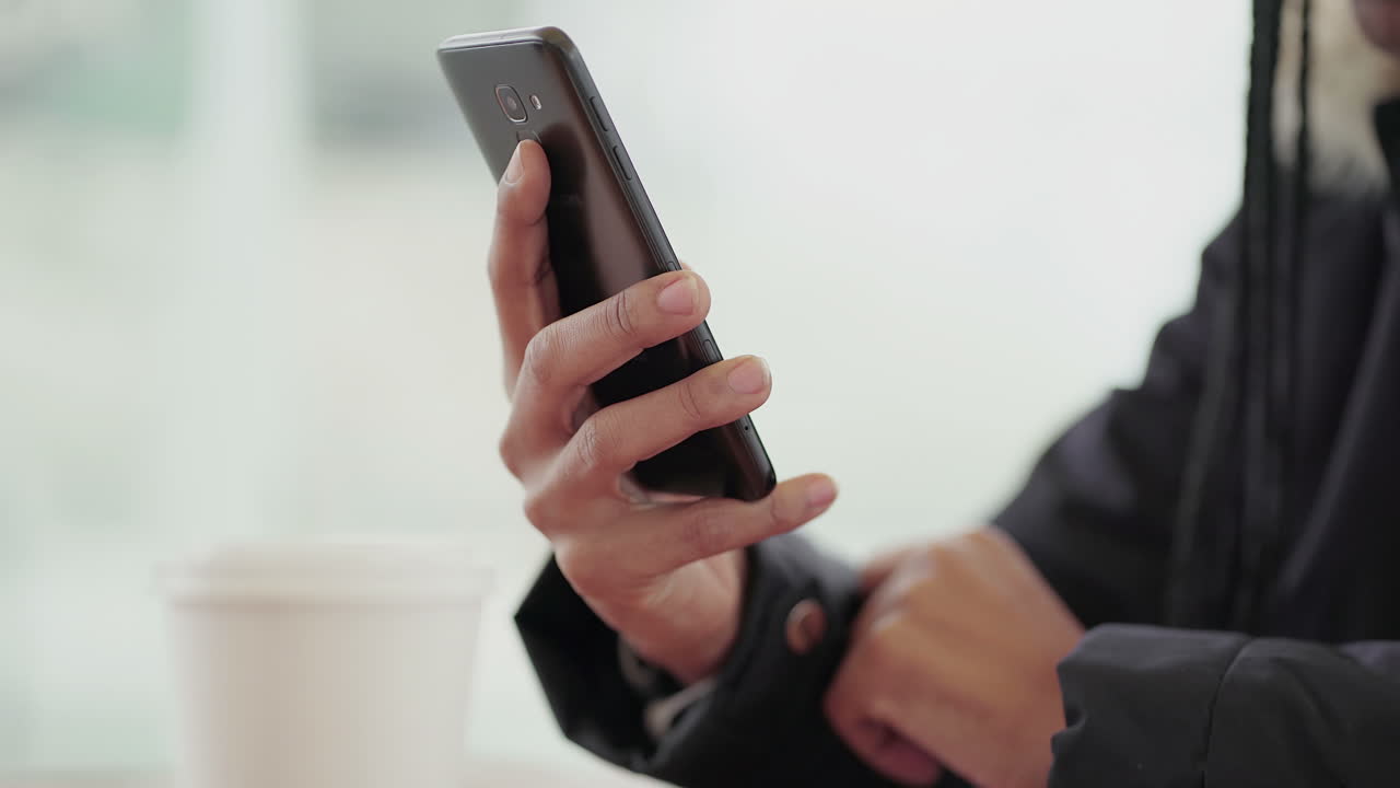 아프리카계 미국인 젊은 소녀들의 손이 밖에서 전화로 타이핑하는 클로즈업  ⁇