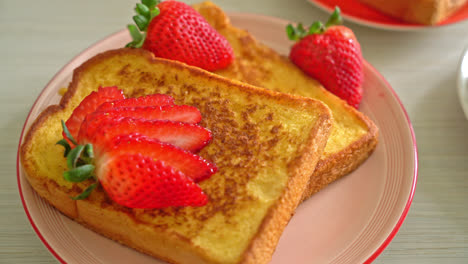 French-Toast-Mit-Frischen-Erdbeeren-Auf-Dem-Teller