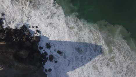 Ascending-rotating-shot-above-waves-crashing-on-the-shore