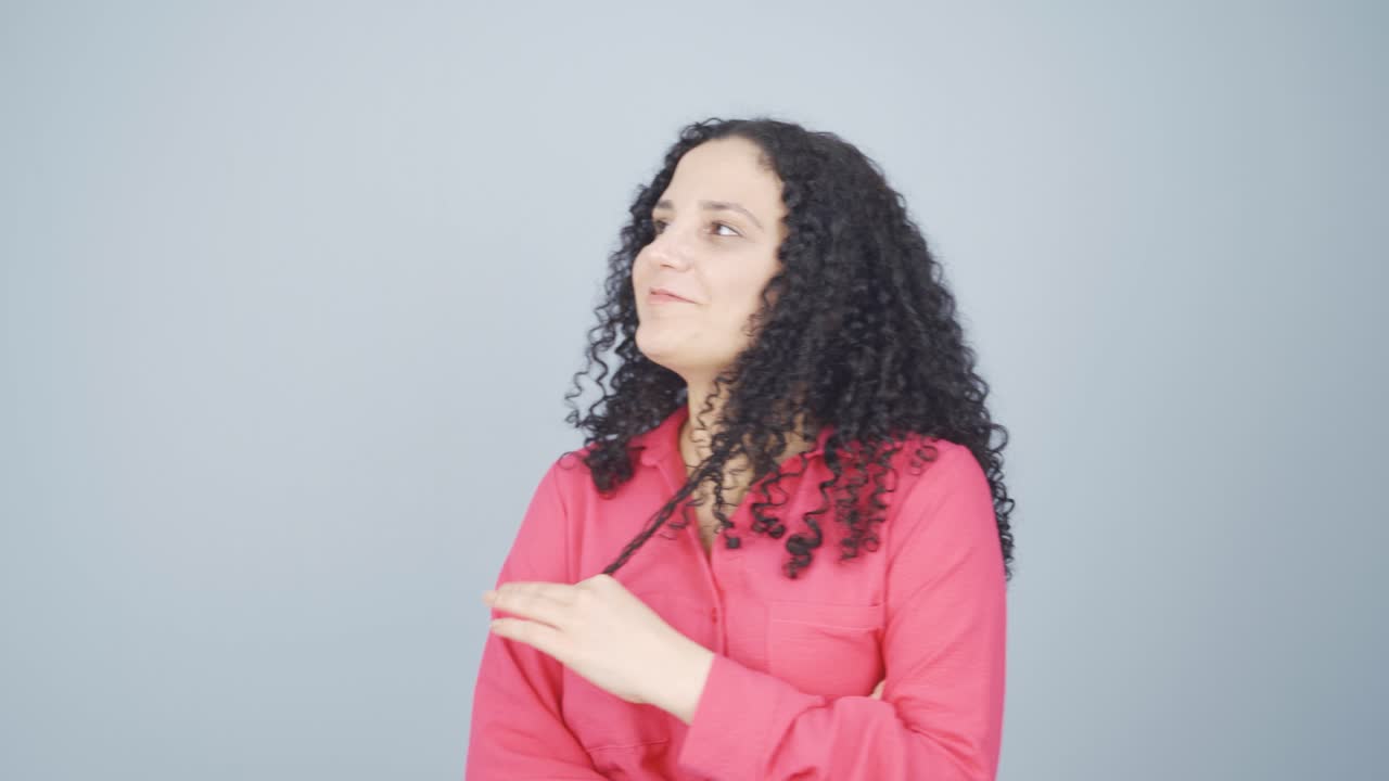 la joven está soñando.