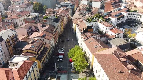 Paisaje-Urbano-Colorido-Y-Vibrante-De-La-Ciudad-De-Bérgamo,-Vuelo-Aéreo-Hacia-Atrás