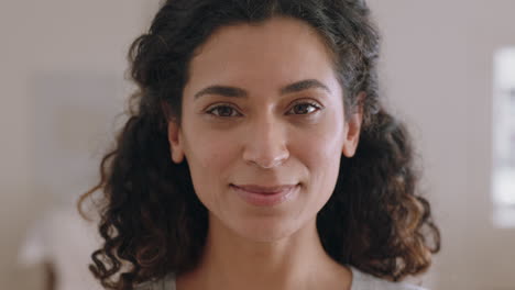 Retrato-Hermosa-Mujer-De-Raza-Mixta-Sonriendo-Gira-La-Cabeza-Mirando-A-La-Cámara-Con-Emoción-Feliz-Disfrutando-De-Un-Estilo-De-Vida-Exitoso