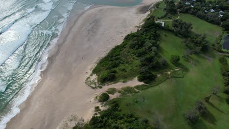 Río-Que-Se-Encuentra-Con-El-Mar-Y-La-Playa,-Playa-De-Pertenencia-En-Byron-Bay,-Nueva-Gales-Del-Sur,-Australia---Toma-Aérea