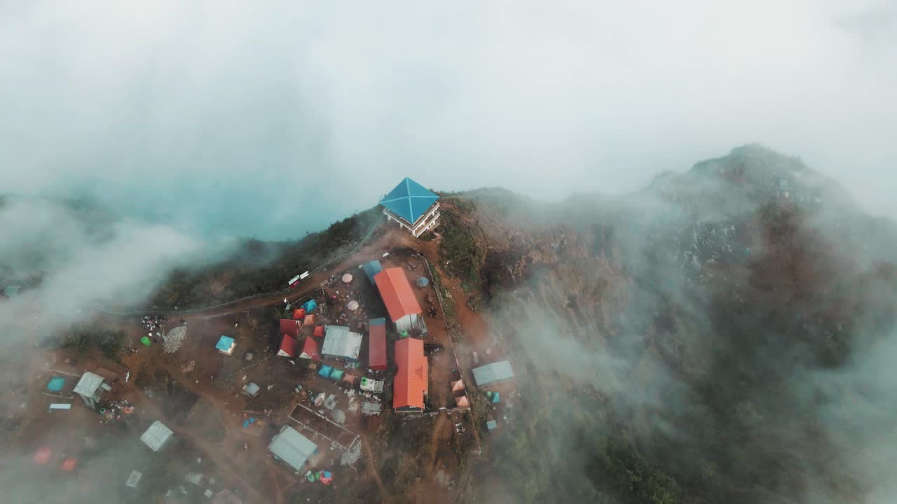 vista aérea de la niebla sobre la montaña durante la temporada de invierno en nepal