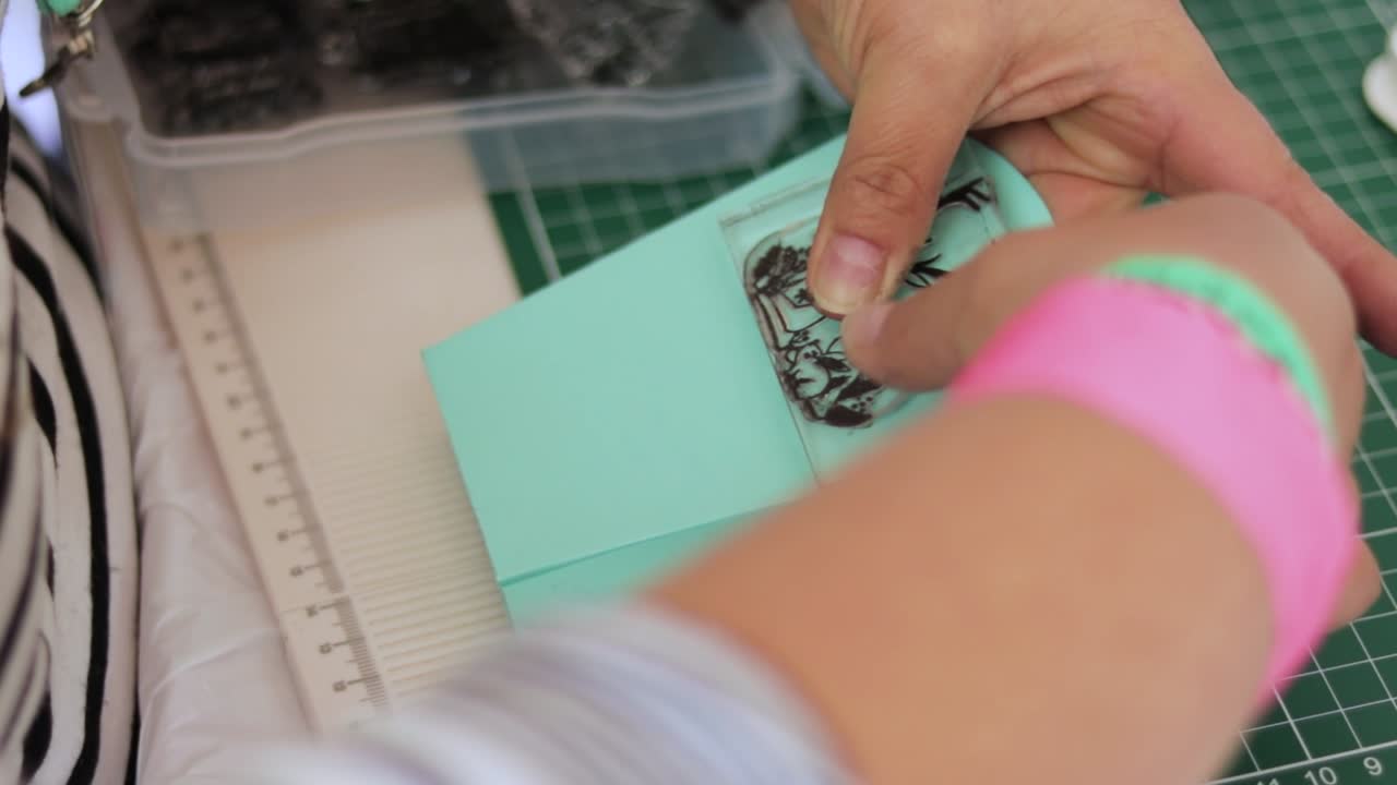 fijación de sellos de goma de silicona transparente en un papel de colores