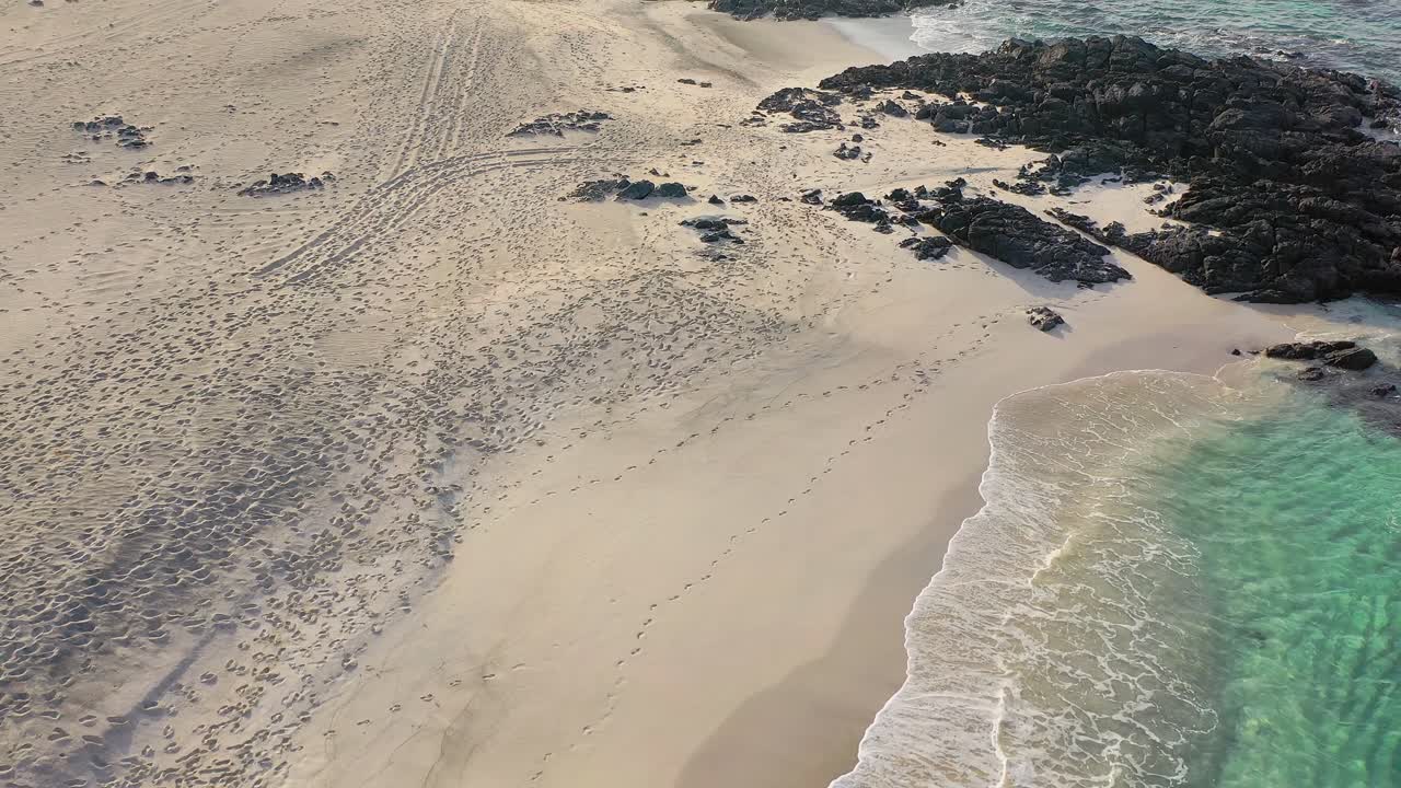 열대 만 연안 오만 청록색 해변 바다 공중선