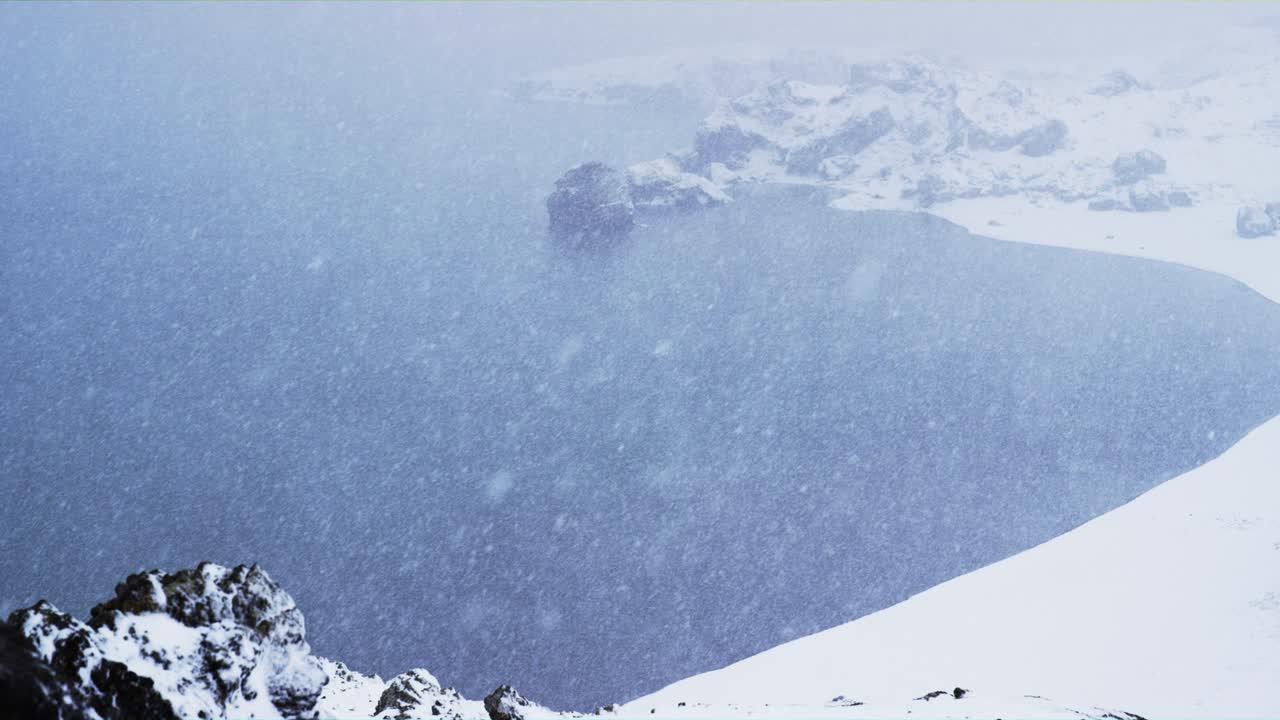 海岸を背景にした降雪