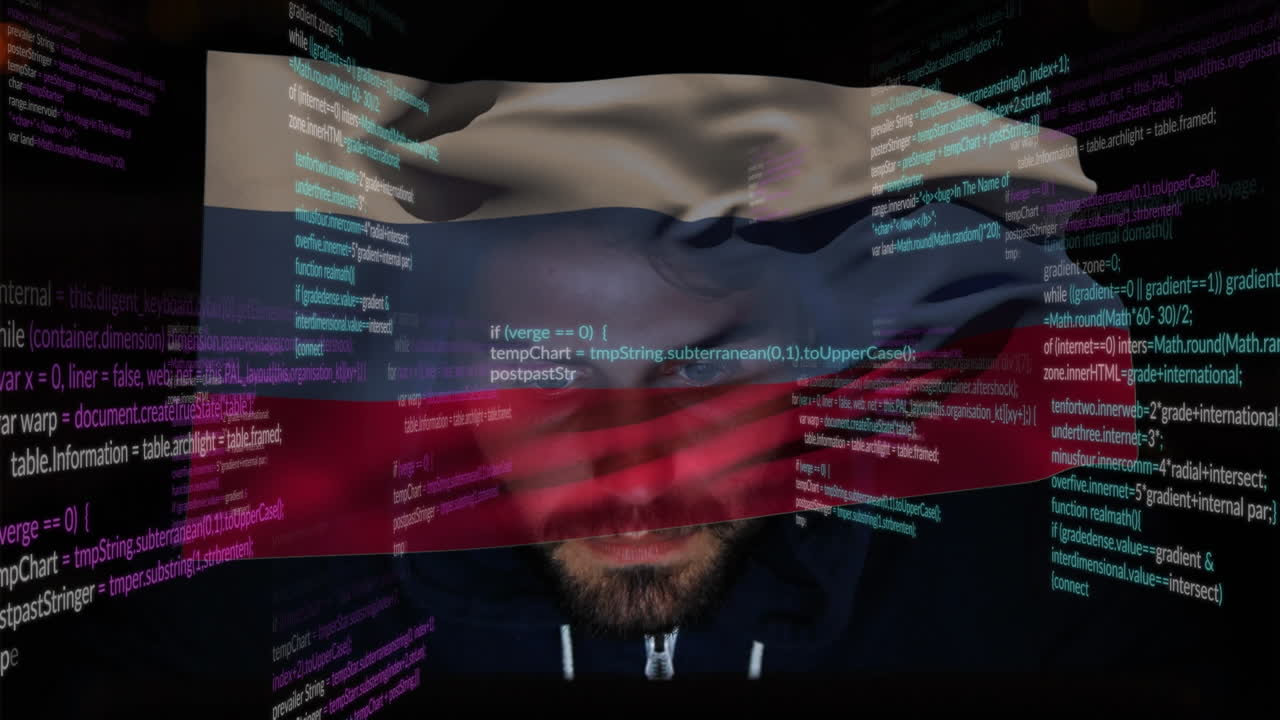 animación de un hacker caucásico sobre el procesamiento de datos y la bandera de rusia