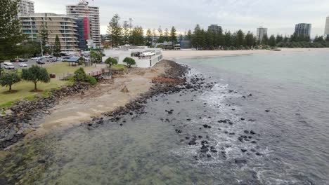 John-Law-Park-Y-Burleigh-Pavilion-En-Burleigh-Heads-Rock-Pools-En-Queensland,-Australia