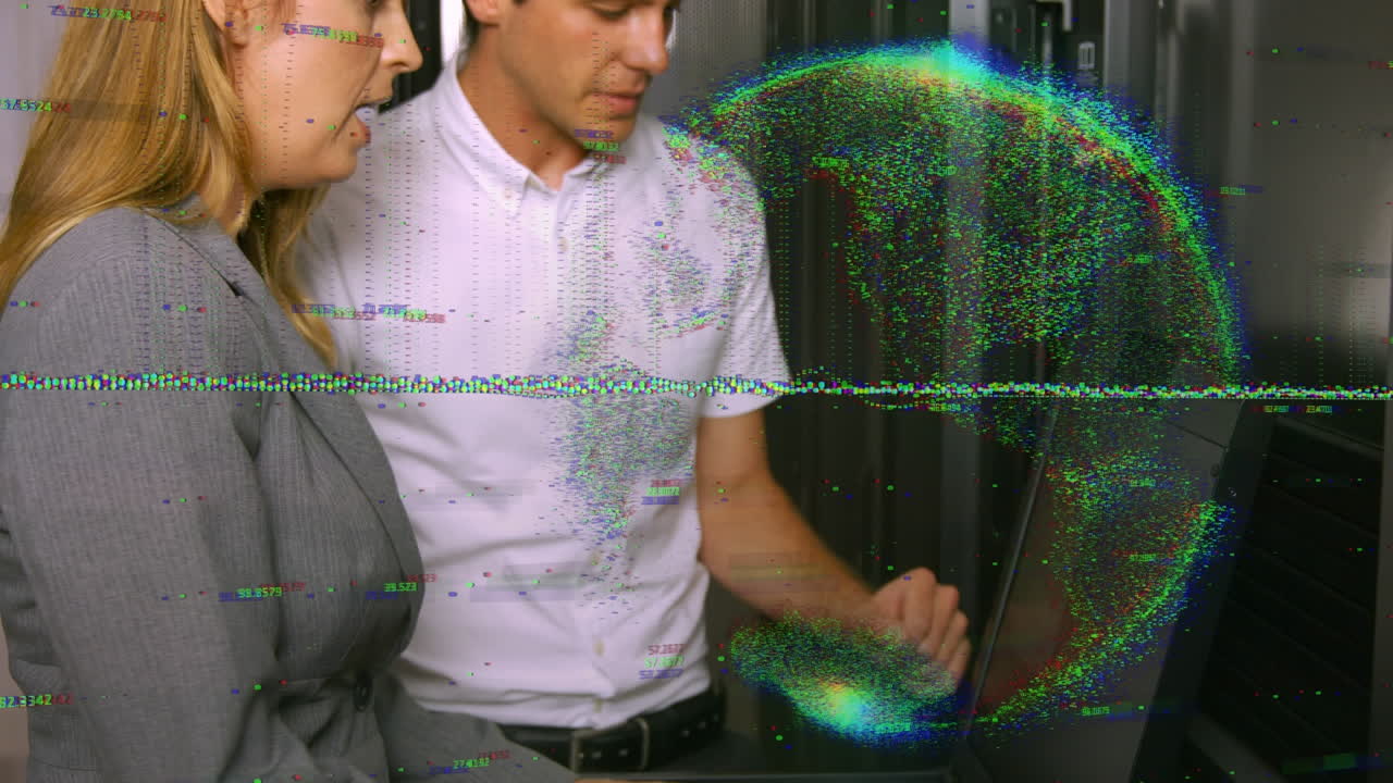 animación de interferencia y globo sobre diversas personas de negocios en la sala de servidores