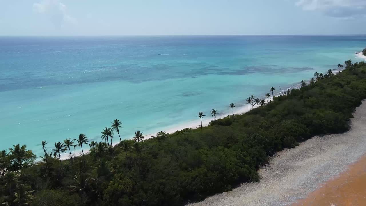 Incredibile immagine aerea con drone della spiaggia di mare