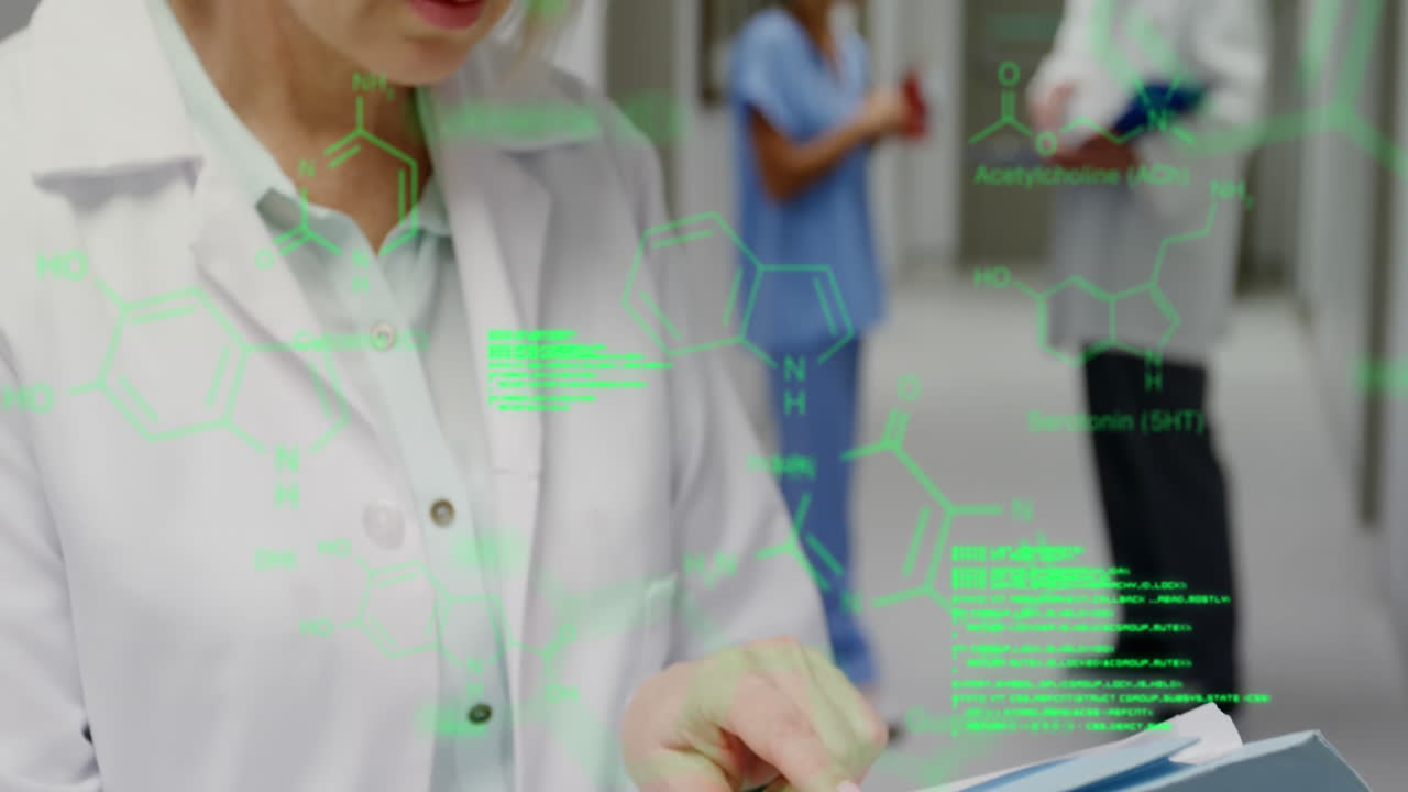 animación del procesamiento de datos médicos sobre una doctora caucásica leyendo informes en el hospital