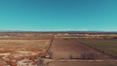 volando sobre el campo abierto de tierras de cultivo