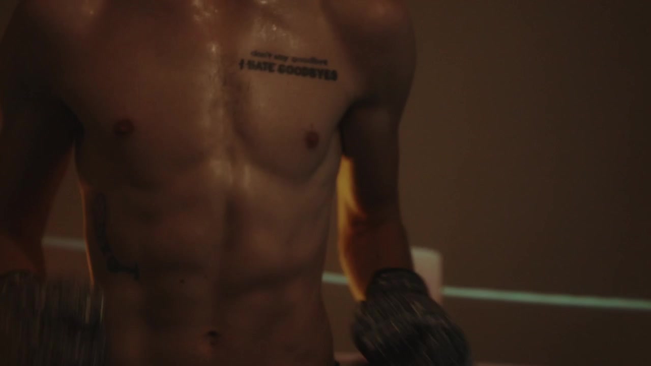 Pugile con corpo atletico sul ring di boxe - primo piano.