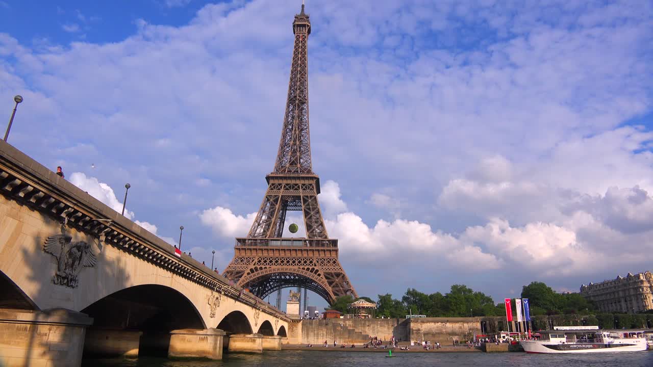 유람선은 파리 에펠탑 옆 세느강을 지나간다 2