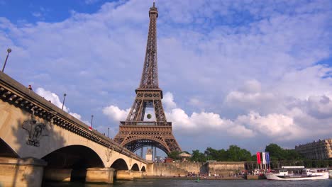 los barcos pasan por el río sena junto a la torre eiffel parís 2