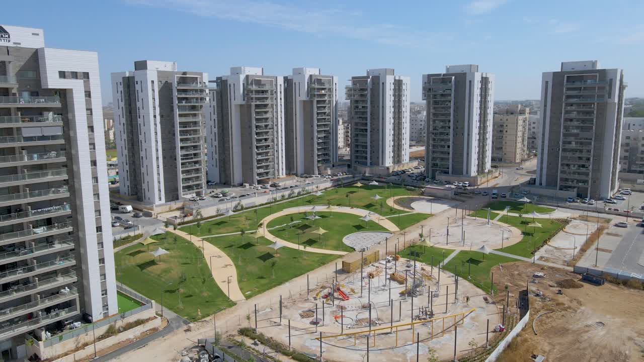 Ripresa in tilt-down del nuovo quartiere di Manhattan nel distretto meridionale della città di Netivot