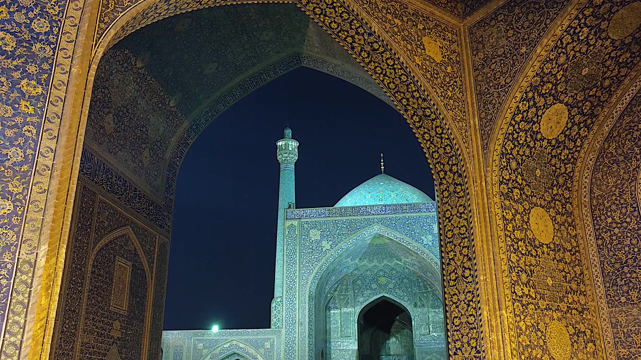 Upplyst moskévalv på natten i Isfahan