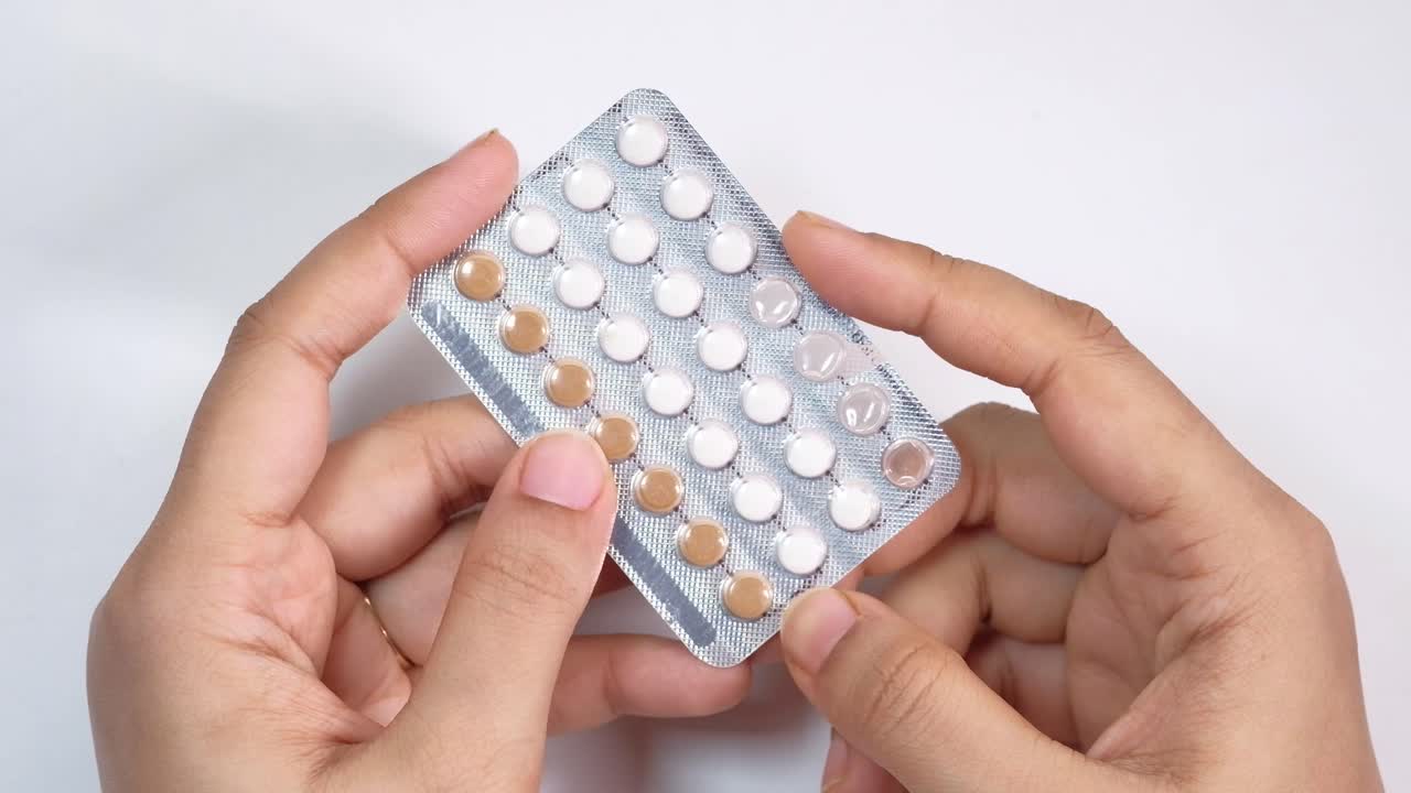Mujer sosteniendo un paquete de píldoras anticonceptivas