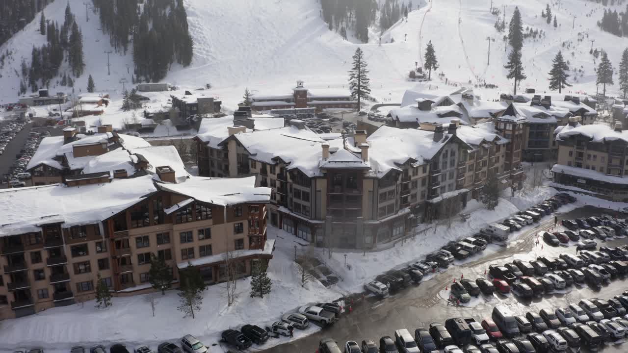 스키 리조트를 보여주는 공중 4k 아름다운 드론 궤도